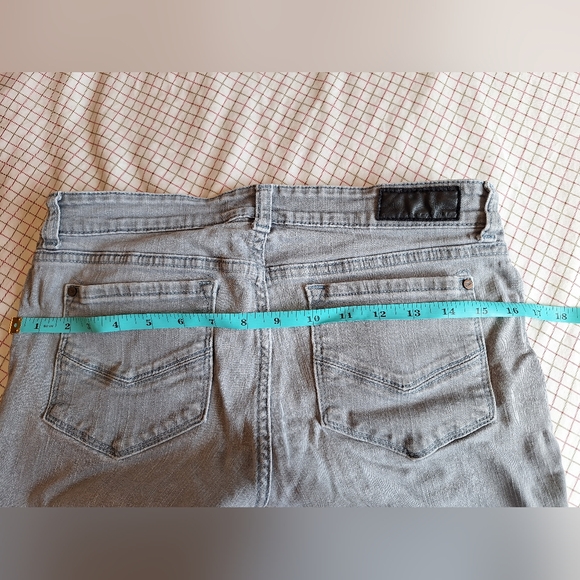 Low-rise ONeill) stretchy cut-offs - Picture 6 of 8